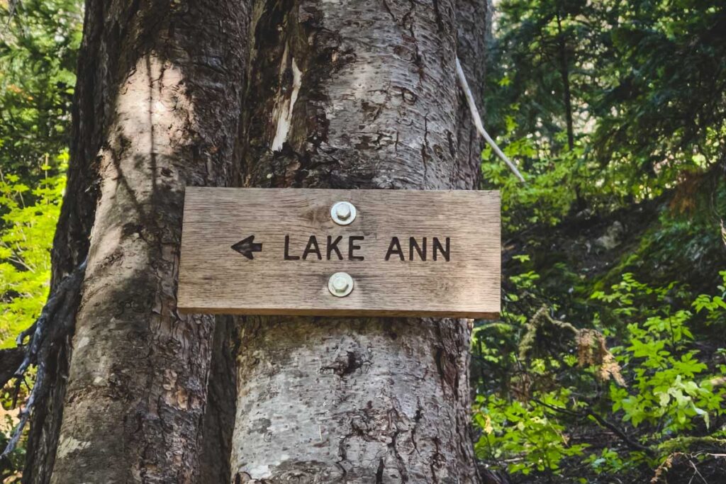 Sign to Lake Ann on the Maple Pass Trail