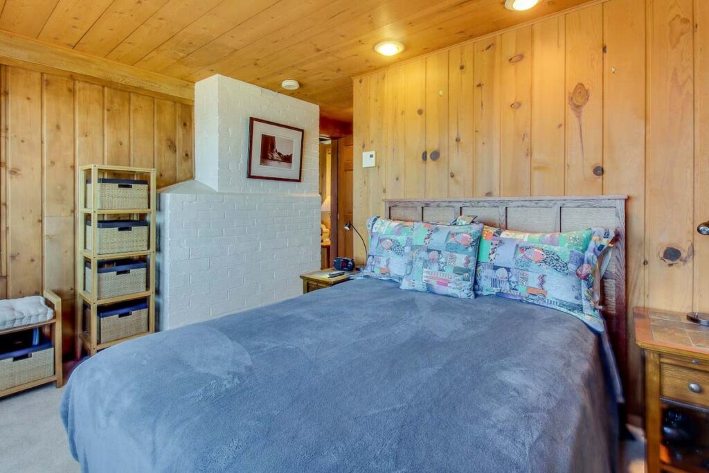 A clean and tidy double room inside a cozy ocean-front cabin in Washington.