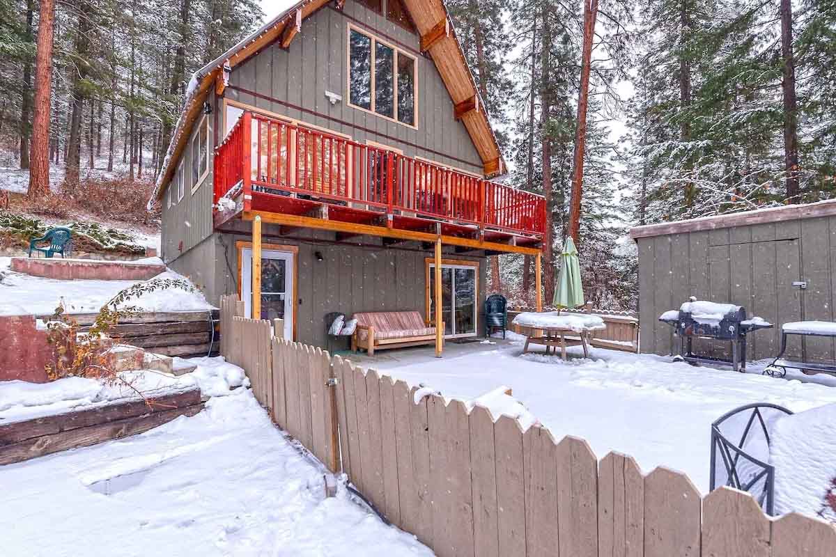 A winter shot of the backyard of Leavenworth Cabin in Washington.