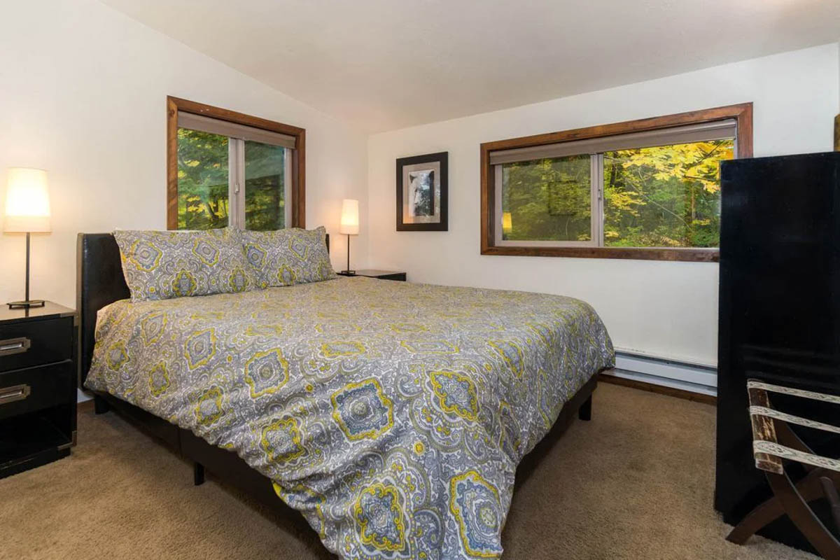 A spacious double room in the Vista View Chalet in Leavenworth, Washington.